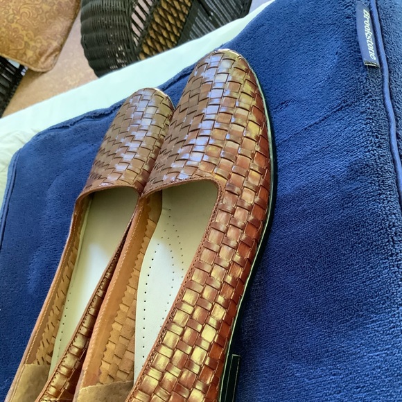 Trotter’s “Liz” leather loafer - Picture 2 of 5